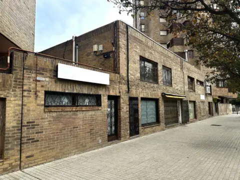 Local comercial en calle de María Auxiliadora, 3