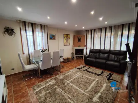 Chalet pareado en calle Bo Solorz-Iglesia