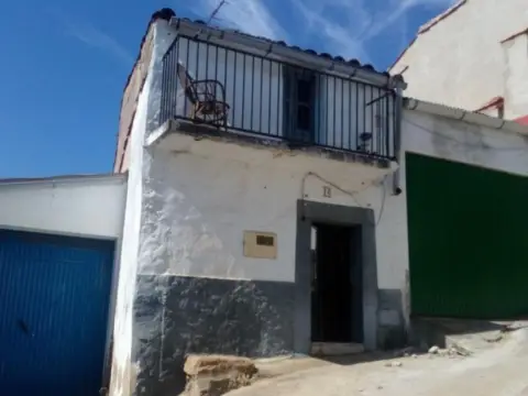 Casa adosada en Alcuéscar