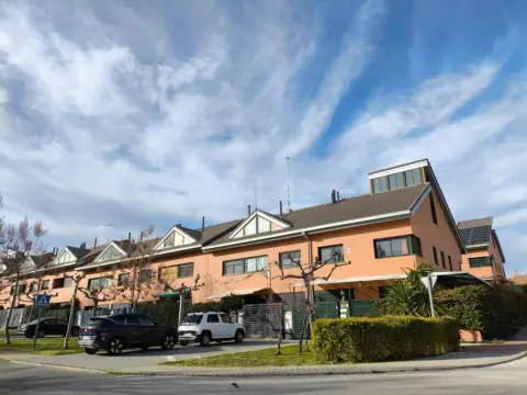 Casa adosada en calle de los Tilos, 11