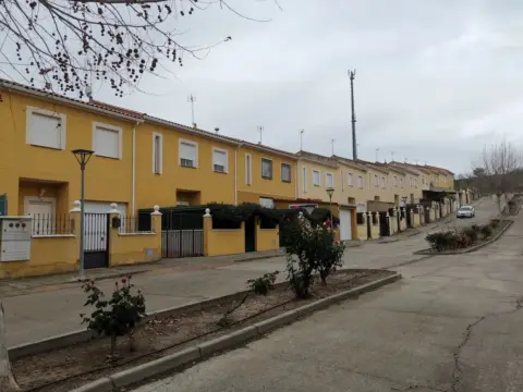 Casa adosada en Belvís de La Jara