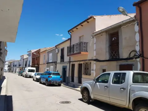 Casa adosada en Zarza La Mayor