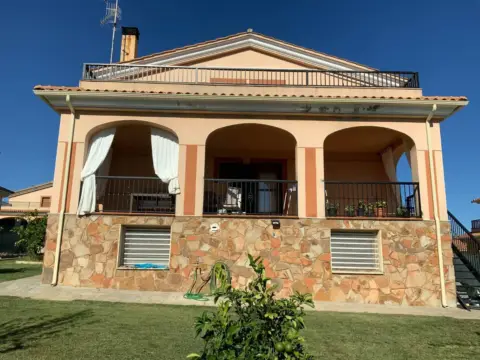 Casa adosada en Residencial Parraluz