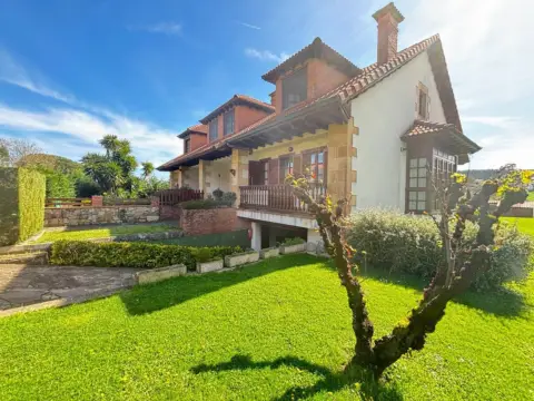 Casa pareada en calle La Iglesia