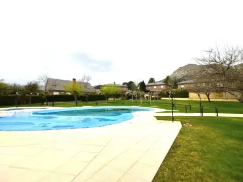 Casa pareada en calle calle Navaluenga