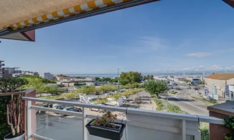 Apartment on Plaza Carles Fages de Climent, 1