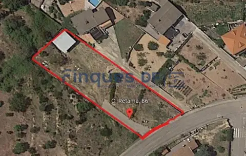 Terreno en calle Retama