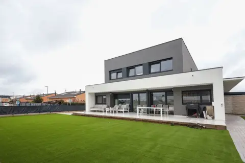 Casa pareada en calle calle Camilo Jose Cela, nº 4