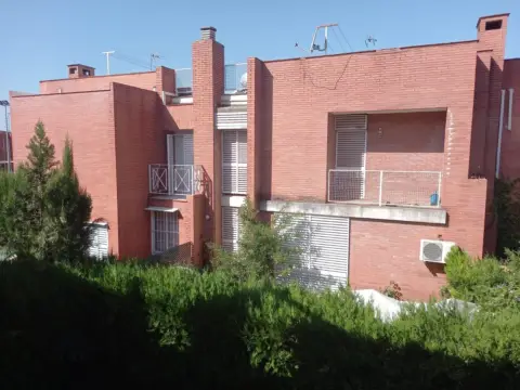 Casa adossada a calle de Luis Fuentes Bejarano, 48