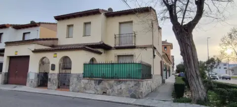Casa pareada en calle de Federico Mayo