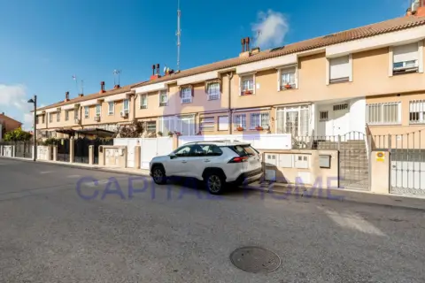 Casa adosada en calle de Miguel Hernández, 11