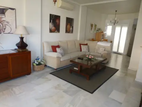 Casa adosada en Avenida de la Reina Sofía, 7