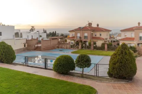 Casa adosada en calle de Ramón J. Sender, 3