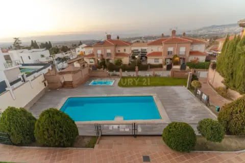Casa adosada en calle de Ramón J. Sender, 3