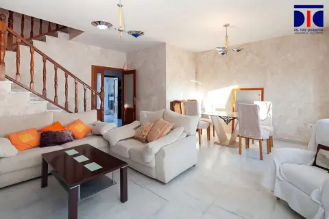 Casa adosada en calle Rafael Peralta