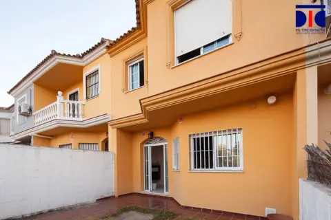 Casa adosada en calle Rafael Peralta