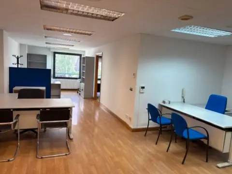 Oficina en Paret Pintorearen Plaza, 2