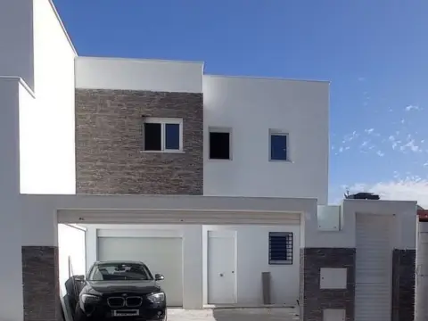 Casa adosada en Venta en Zona de San Cayetano-Avenida Cristóbal Colón