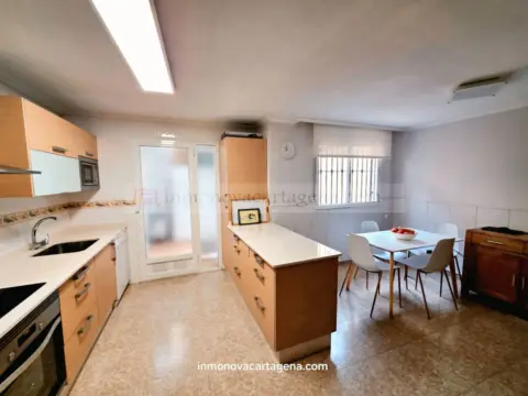 Casa adosada en calle de Estrella Astron