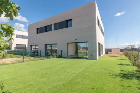 Casa pareada en Palau-solità i Plegamans