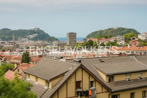 Casa adosada en calle de Tolaregoia