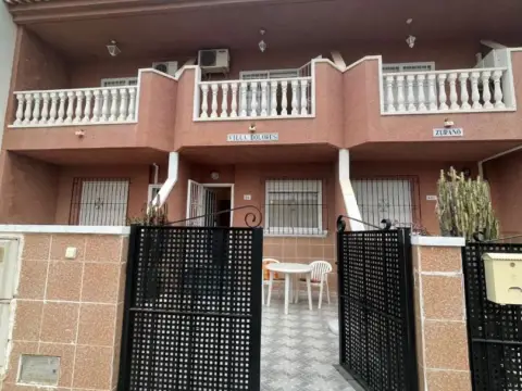 Casa adosada en calle del Río Sil, 66