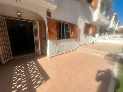 Casa adosada en calle de las Azucenas