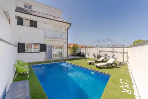 Casa en calle C- Imperio Argentina, nº 13