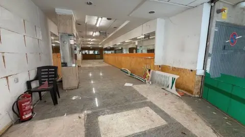 Local comercial en Avenida de la Reina Victoria Eugenia, 26