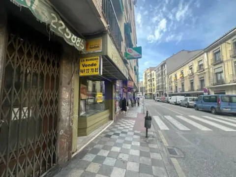 Local comercial en calle C-. Calderon de La Barca 49.