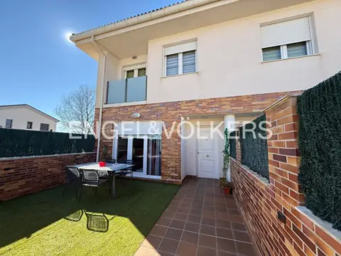 Casa adosada en San Antonio-Estación-Las Hervencias
