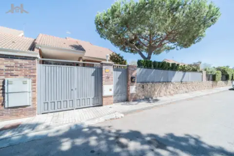 Casa pareada en calle de Tomillar