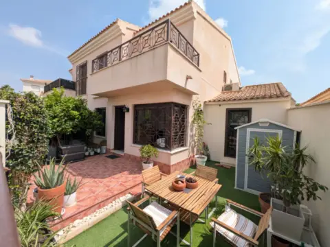 Casa pareada en calle del Mandarino, 24