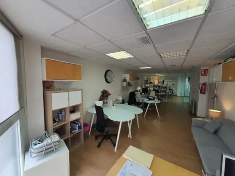 Oficina en Reina Victoria-Poeta Miguel Hernández