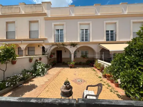 Casa adosada en calle calle Almeria