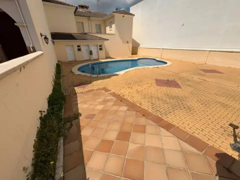 Casa adosada en calle calle Almeria