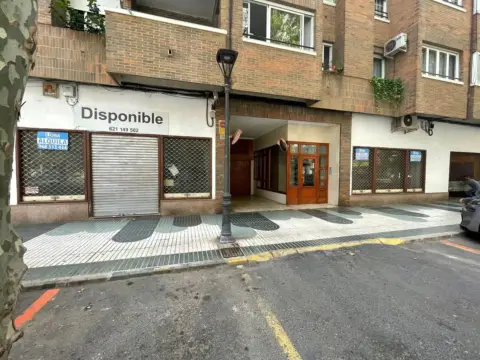 Local comercial en Avenida de la Reina Victoria Eugenia, 32