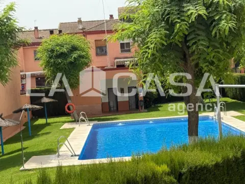 Casa adosada en Entrenúcleos
