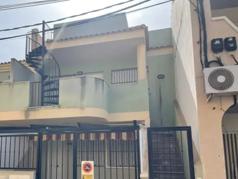 Casa adosada en calle de Sáenz Flores