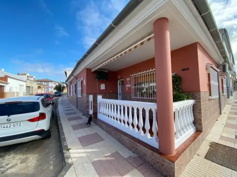 Casa adosada en calle Clara Campoamor, 21