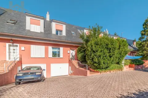 Casa adosada en Avenida de los Reyes Católicos, 17