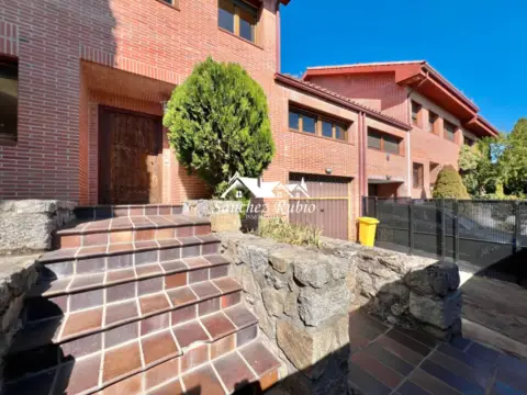 Casa adosada en calle de Daniel Jiménez, 5
