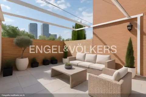 Casa adosada en calle de Serafín Ramírez