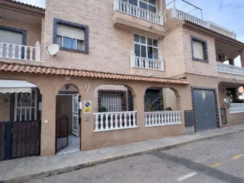 Casa adosada en calle de la Tierra, 21