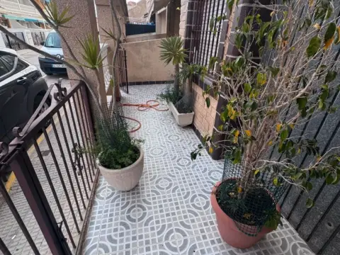 Casa adosada en calle de la Tierra, 21
