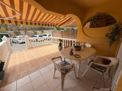 Casa adosada en Carrer de l'Oriolà, 2