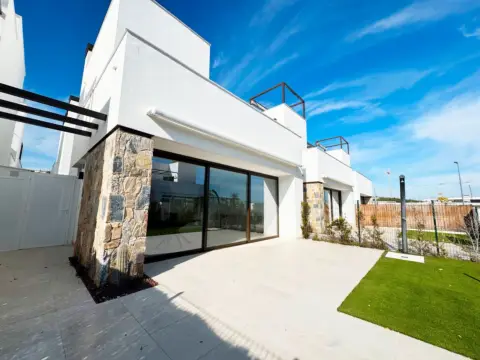 Casa adosada en calle Avenida José Díaz García