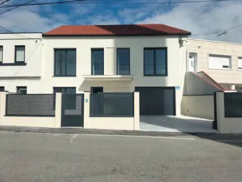 Casa adosada en calle Eirís de Arriba