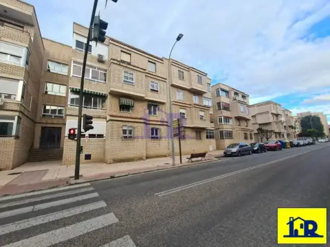 Piso en Avenida de los Reyes Católicos