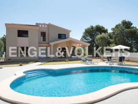 Casa en Montornés-Las Palmas-El Refugio